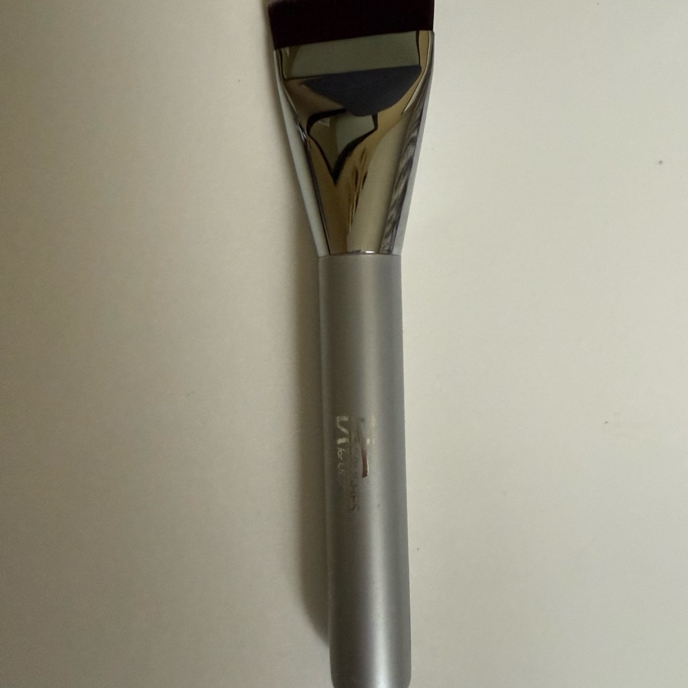 NWOT!!! It Cosmetics Silver Makeup Brush - Picture 2 of 4